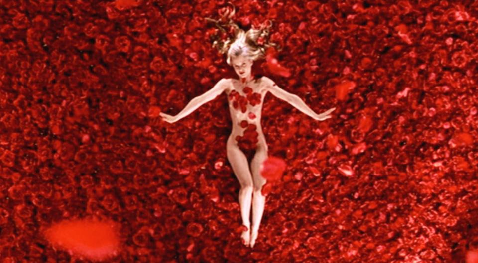 Mena Suvari in einem Bett aus Rosen: Das war in "American Beauty" (1999) der feuchte Traum von Hauptfigur Lester Burnham (Kevin Spacey) und bald auch vieler Männer weltweit. Sam Mendes schuf mit seinem Film ein Meisterwerk über enttäuschte Träume und die Suche nach sich selbst. (Bild: CBS via Getty Images)