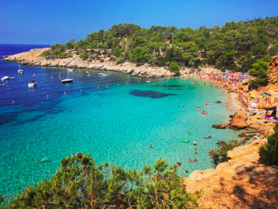 <p>Un puesto más arriba nos encontramos con la famosa Cala Salada de Ibiza (43.056 <em>hashtags</em>). (Foto: Instagram / <a rel="nofollow noopener" href="https://www.instagram.com/dontakaya/" target="_blank" data-ylk="slk:@dontakaya;elm:context_link;itc:0;sec:content-canvas" class="link ">@dontakaya</a>). </p>