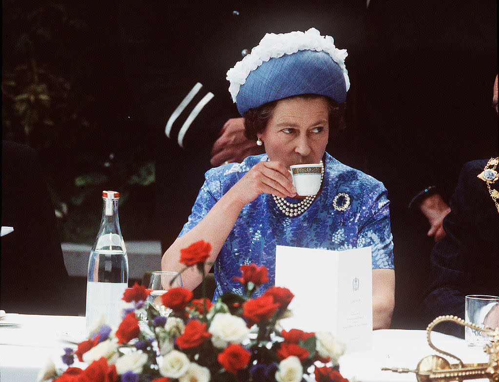 Four in 10 Brits take their tea like the Queen, pictured in 1977. (Getty Images)
