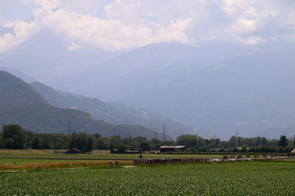 Tour de Suisse 2023 stage 4, an early shot of the bunch