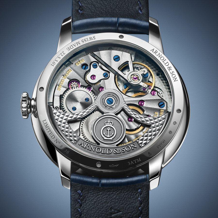 ARNOLD & SON DSTB 42 鉑金限量錶所使用的 A&S 6203 跳秒機芯，打磨裝飾也非常有特色。