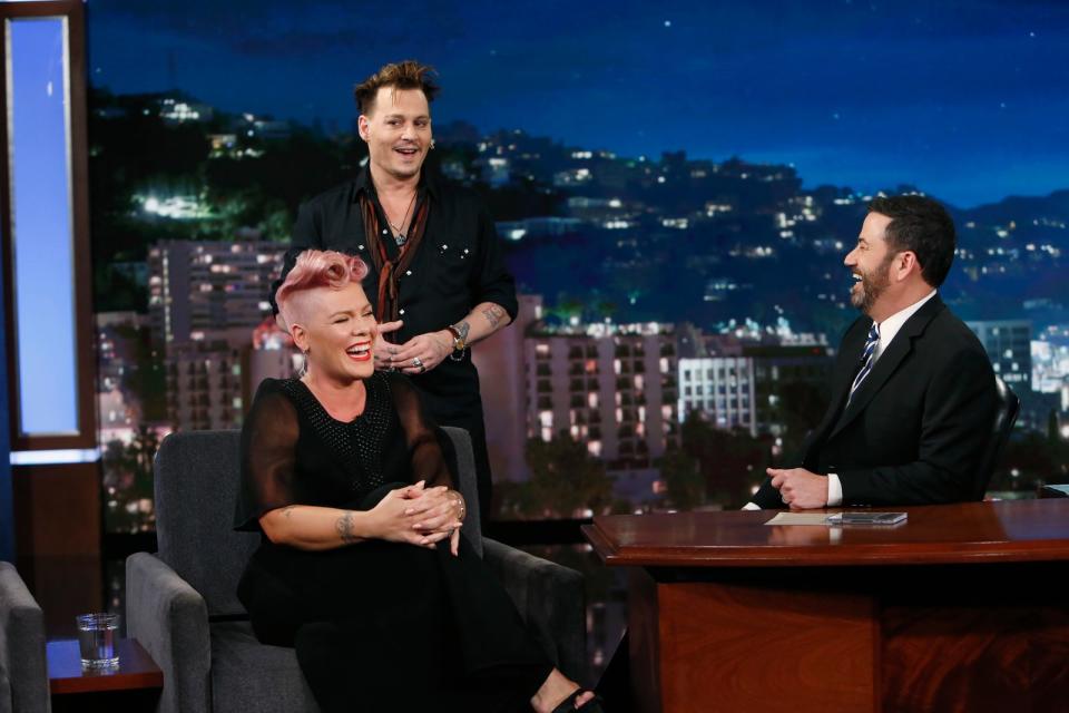 Auch wenn sie lachte, so richtig geheuer war es Popstar Pink nicht, als sie 2016 in der Talkshow von Jimmy Kimmel (rechts) von ihrem Idol Johnny Depp überrascht wurde: "Das war der schlimmste Tag meines Lebens", stöhnte sie, nachdem der "Fluch der Karibik"-Star die Bühne wieder verlassen hatte. (Bild: Randy Holmes/Walt Disney Television via Getty Images)