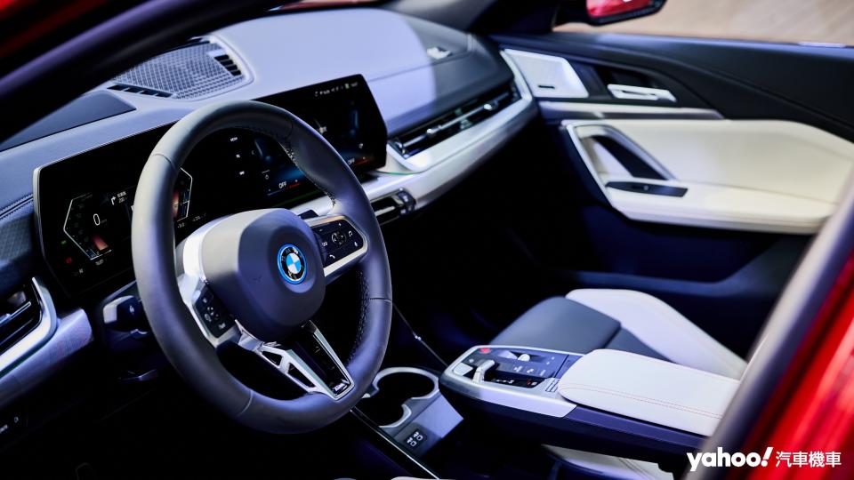 完美應用了全新世代BMW座艙設計語彙並使X2兼容燃油版本與純電版本的特色。