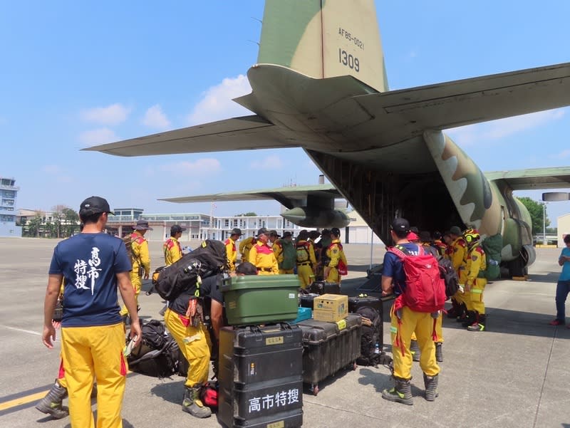 空軍派遣運輸機載運特搜隊 馳援花蓮救災 花蓮3日發生強震，空軍下午出動C-130H力士型運輸 機，載運台南、高雄、屏東特搜隊員前往花蓮救災。 （空軍提供） 中央社記者游凱翔傳真  113年4月3日 