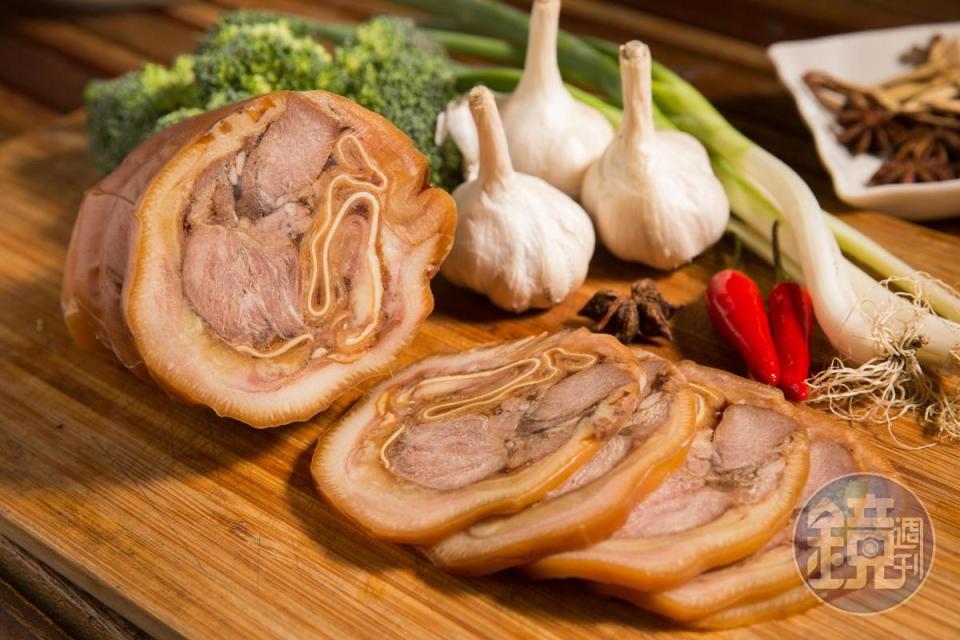 香豬捲改良自綑蹄作法，能同時吃到豬皮、豬耳、豬舌與嘴邊肉四種部位，口感很有層次。（300元/300克）