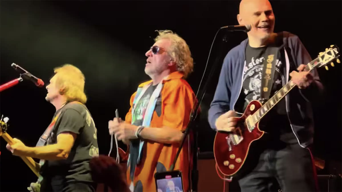  Sammy Hagar and Billy Corgan on stage in Hammond, Indiana. 