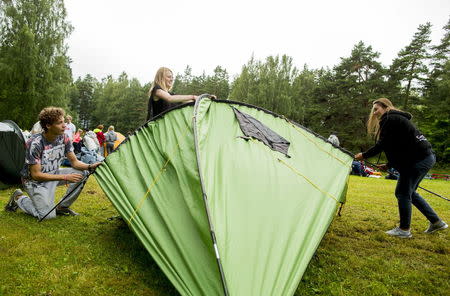 Mathea Pedersen (R) and Ingrid Resell Krogstad set up camp at Utoya island, Norway August 6, 2015. REUTERS/Vegard Wivestad Grott/NTB Scanpix