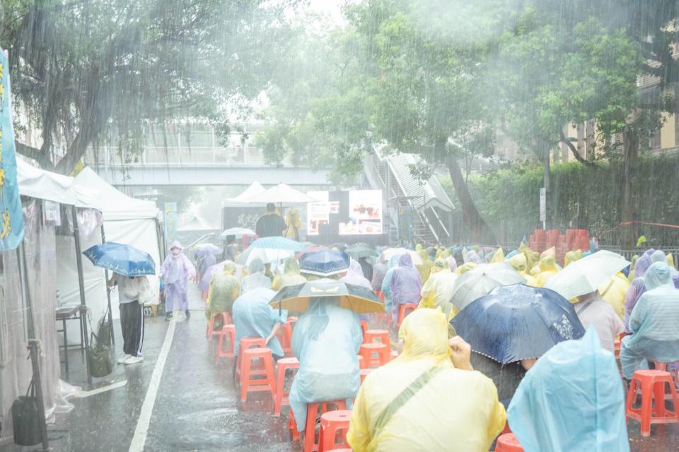 立法院外，由「經濟民主連合」舉辦的集會下午開始，一度下着大雨，參加者舉傘、穿雨衣繼續留下。    （經濟民主連合 facebook）