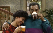 <p>Si le <i>Cosby Show</i> n'est pas la première sitcom mettant en scène une famille afro-américaine, elle marquera les esprits en montrant le quotidien des Huxtable, une famille de classe moyenne habitant à Brooklyn. Numéro 1 en prime-time aux Etats-Unis, le <i>Cosby Show</i> sera souvent accusé de montrer "<i>des Noirs qui vivent comme des Blancs</i>". </p>...