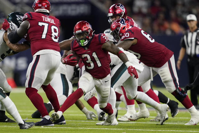 New York Jets running back Breece Hall (20) rushes against Miami Dolphins  during the first half of an NFL football game on Sunday, Oct. 9, 2022, in  East Rutherford, N.J. (AP Photo/Noah