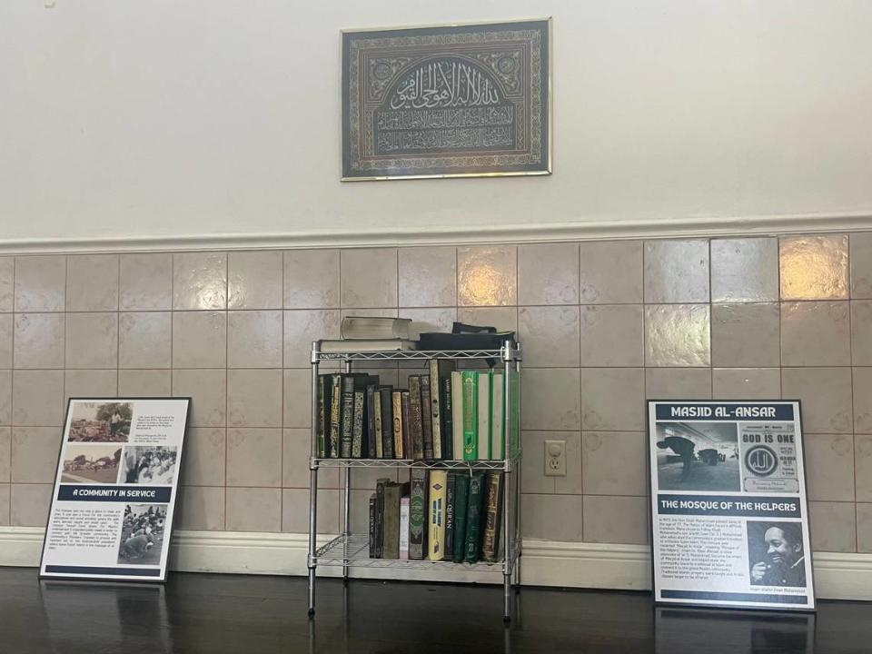 Una estantería y dos carteles sobre la mezquita se exponen en Masjid Al-Ansar durante la jornada de puertas abiertas del Ramadán, el jueves 6 de abril de 2023. Masjid Al-Ansar es la mezquita más antigua de la Florida.