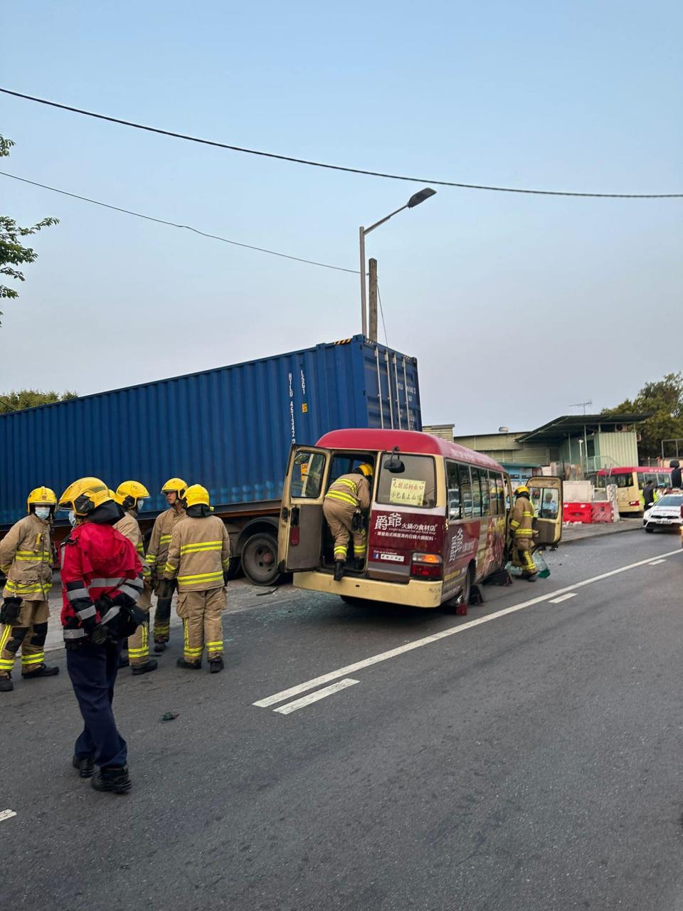 元朗大棠路紅Van撞貨櫃車，至少5人受傷送院。(香港突發事故報料區(新版)@FB)