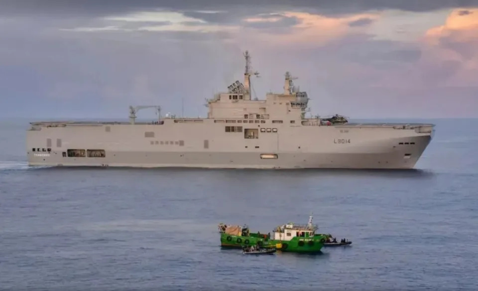 Barco brasileiro (em primeiro plano) foi interceptado próximo à África - Foto: Divulgação/Marinha francesa via Europol