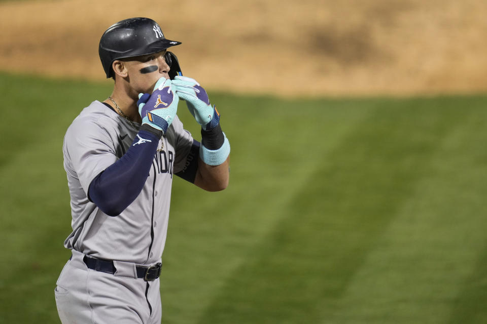 New York Yankees' Aaron Judge celebrates after hitting a solo home run during the seventh inning of a baseball game against the Oakland Athletics, Saturday, Sept. 21, 2024, in Oakland, Calif. (AP Photo/Godofredo A. Vásquez)