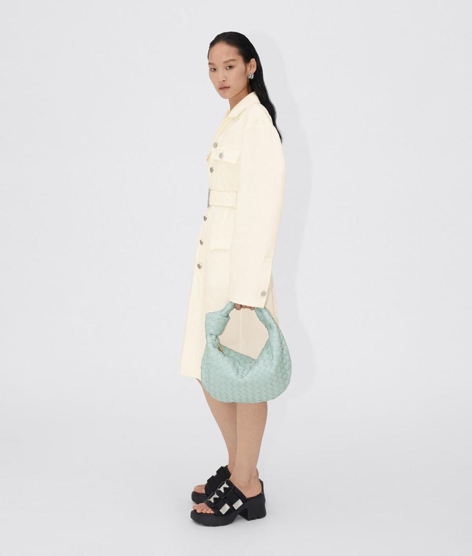 新尺寸「TEEN」的Jodie手提包，十分適合亞洲女生，比小尺寸更好裝，實用性更高。天空藍 TEEN Jodie 編織手提包，NT$89,800。（BOTTEGA VENETA提供）