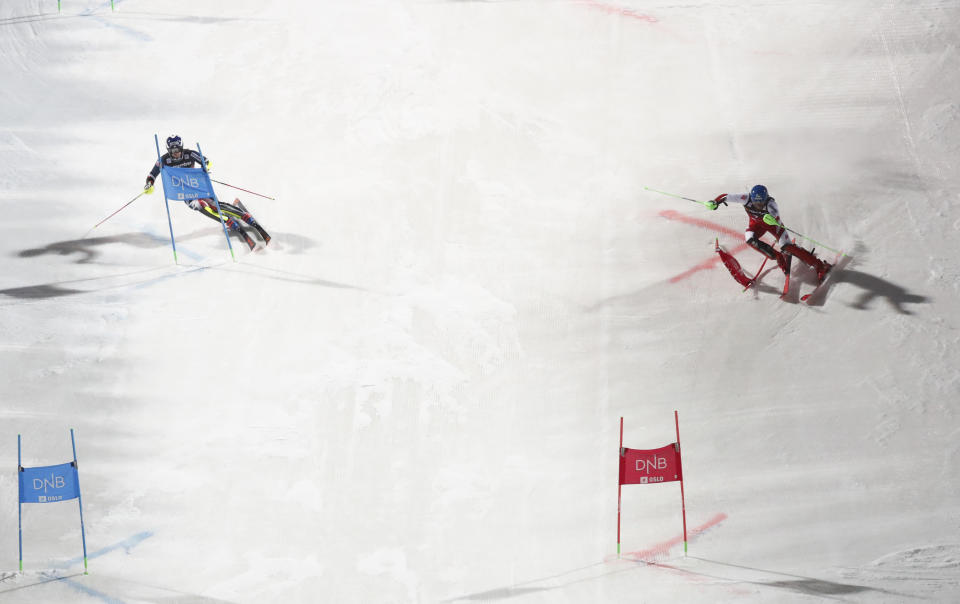 Marco Schwarz of Austria, right, competes alongside Britain's Dave Ryding on his way to win a World Cup parallel slalom, Holmenkollen in Oslo, Norway, Tuesday, Jan. 1, 2019. (Terje Bendiksby/NTB scanpix via AP)