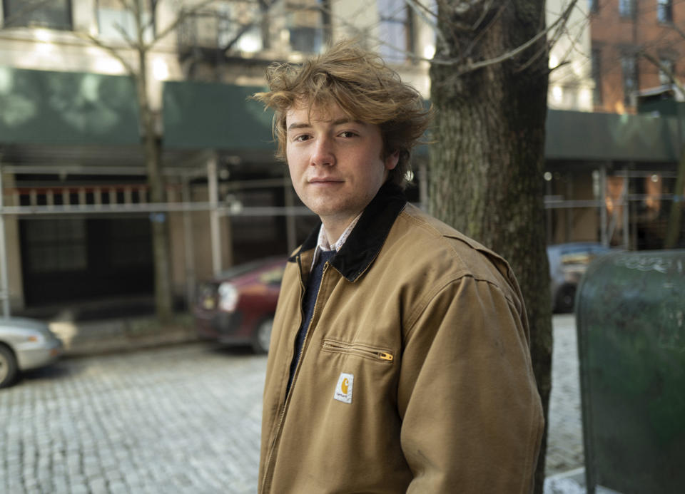 El actor Cooper Hoffman posa para promover la película "Licorice Pizza", el 5 de febrero de 2022 en Nueva York. (Foto por Matt Licari/Invision/AP, archivo)