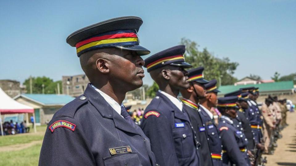 Agentes de la policía de Kenia vestidos con uniforme ceremonial participan en un desfile durante la conmemoración del 61º Día de Madaraka. Un contingente de la policía de Kenia está esperando su despliegue para liderar una Misión Multinacional de Apoyo a la Seguridad (MSS) en Haití.