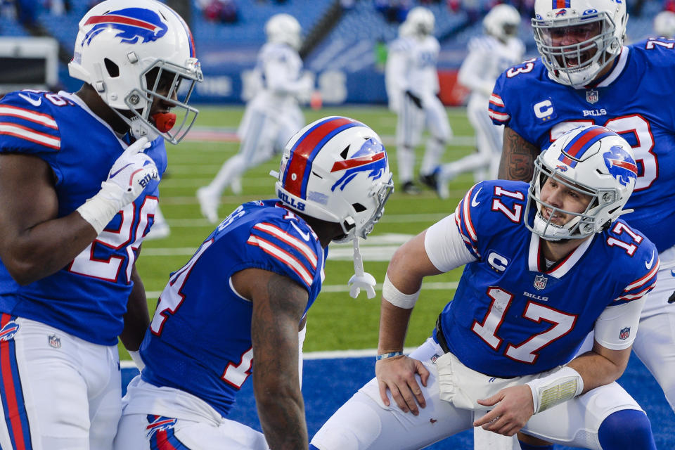 Josh Allen (17), quarterback de los Bills de Buffalo, fsteja con sus compañeros Stefon Diggs (14), Dion Dawkins (73) y Zack Moss (20) tras un touchdown en el patido del sábado 9 de enero de 2021, ante los Colts de Indianápolis (AP Foto/Adrian Kraus)