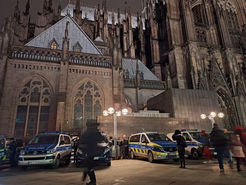 Police emergency vehicles in front of the cathedral. According to dpa, security authorities have received information about a possible plan by an Islamist group to attack Cologne Cathedral. Sascha Thelen/dpa