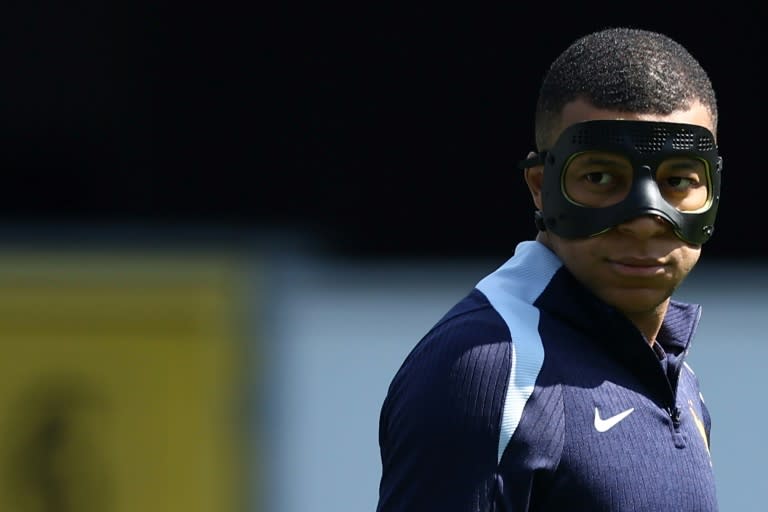<a class="link " href="https://sports.yahoo.com/soccer/players/3893765/" data-i13n="sec:content-canvas;subsec:anchor_text;elm:context_link" data-ylk="slk:Kylian Mbappe;sec:content-canvas;subsec:anchor_text;elm:context_link;itc:0">Kylian Mbappe</a> with his protective mask on in training on Monday (FRANCK FIFE)