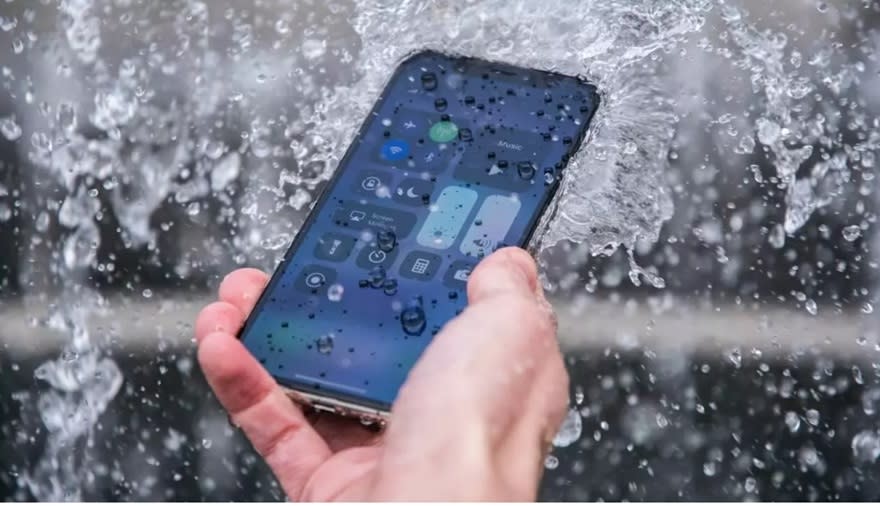Lo que hagas con el celular luego de mojarse pueden marcar la diferencia entre un celular destrozado y una historia de supervivencia. 