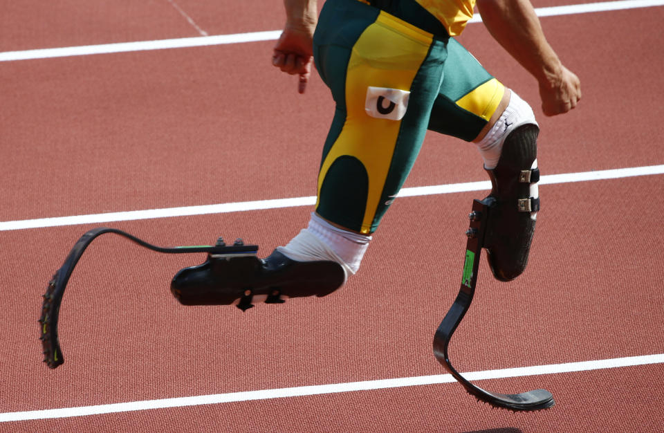 South Africa's Oscar Pistorius prepares to start his men's 400m round 1 heats at the London 2012 Olympic Games at the Olympic Stadium August 4, 2012. REUTERS/David Gray (BRITAIN - Tags: OLYMPICS SPORT ATHLETICS) - RTR36335