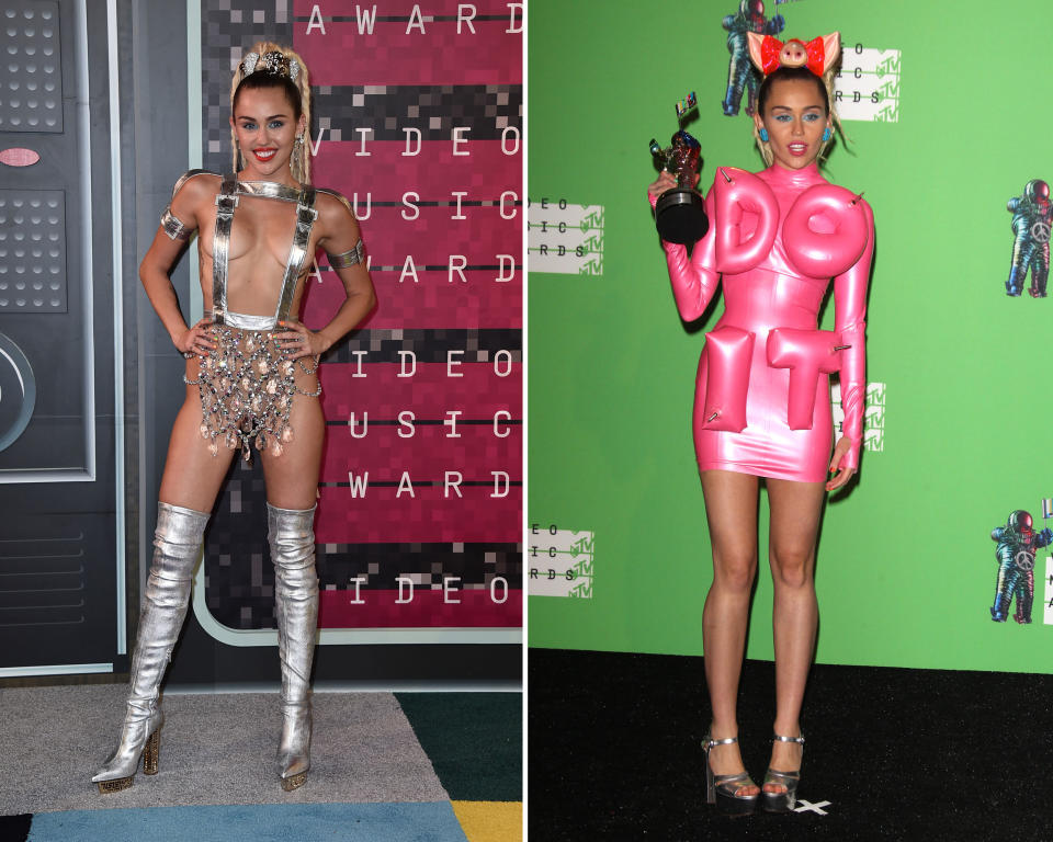 <p>Miley Cyrus darf in der Reihe der einprägsamsten Fashion-Momente der VMAs keinesfalls fehlen. Als sie 2015 als Gastgeberin der Preisverleihung auftrat, wechselte sie mehrfach ihre Outfits. Doch diese beiden Kleidungsstücke fielen einfach aus dem Rahmen. Während sie mit dem juwelenbesetzten Hosenträger-Look von Atelier Versace eher nackt als angezogen wirkte, erschien das pinke Vollplastik-Kleid geradezu züchtig. Man beachte den Fascinator, bestehend aus Schweinerüssel und -ohren. (Bild: AP Photo) </p>