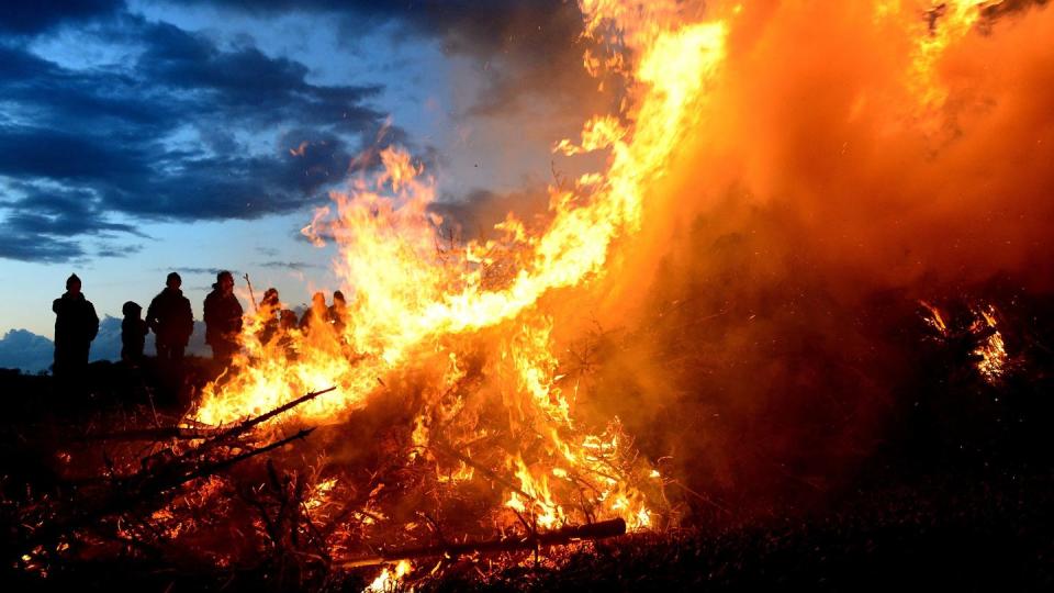 Vor Corona war das Osterfeuer in vielen Städten und Gemeinden ein fester Bestandteil des Osterwochenendes. In diesem Jahr dürfte es - zumindest im großen Rahmen - vollständig ausfallen.