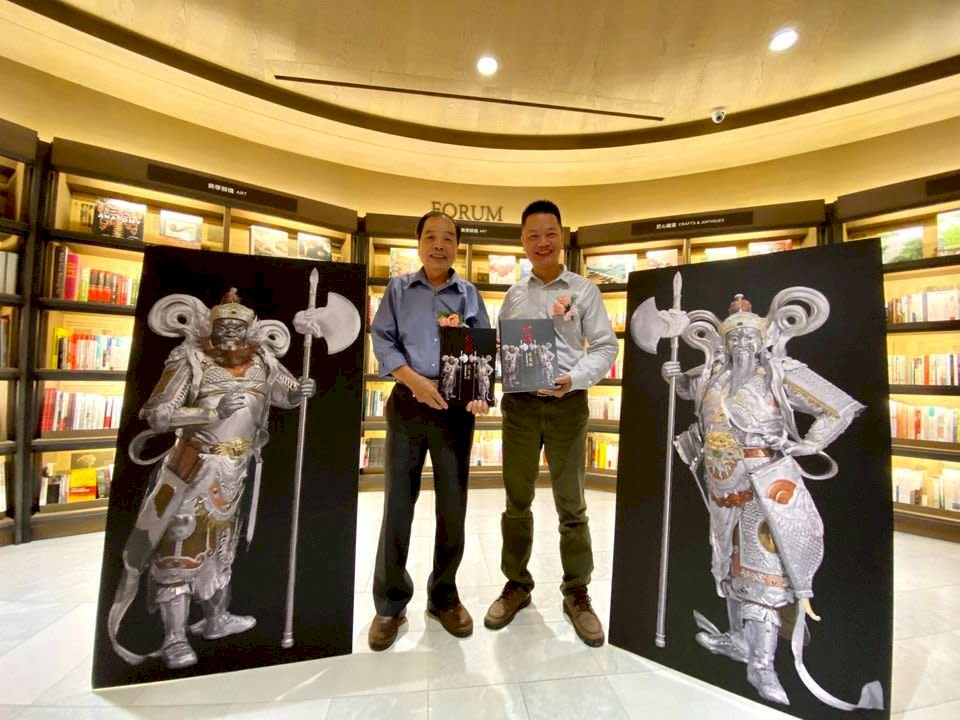 獲文化部認為定為「人間國寶」的台灣錫工藝藝術家陳萬能(左)今天(7日)舉行新書發表會，該書由他的三子陳志揚(右)執筆，傳述國寶陳萬能的錫藝人生。(文化部文資局提供)