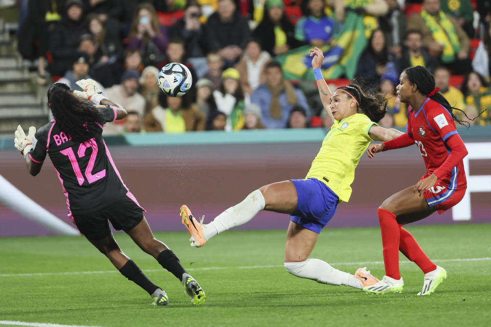 Brazil's Beatriz Zaneratto, centre, attempts to kick the ball past Panama's goalkeeper Yenith Bailey, left, and Panama's Carina Baltrip-Reyes during the Women's World Cup Group F soccer match between Brazil and Panama in Adelaide, Australia, Monday, July 24, 2023. (AP Photo/James Elsby)