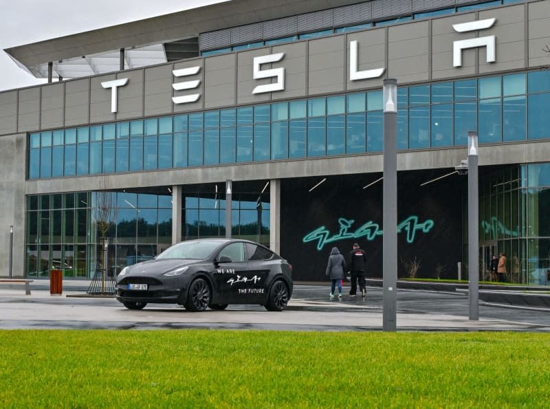 Ein Tesla Model Y Elektroauto parkt vor der Tesla Gigafactory in Berlin-Brandenburg.  Patrick Pleul/Derman Nachrichtenagentur