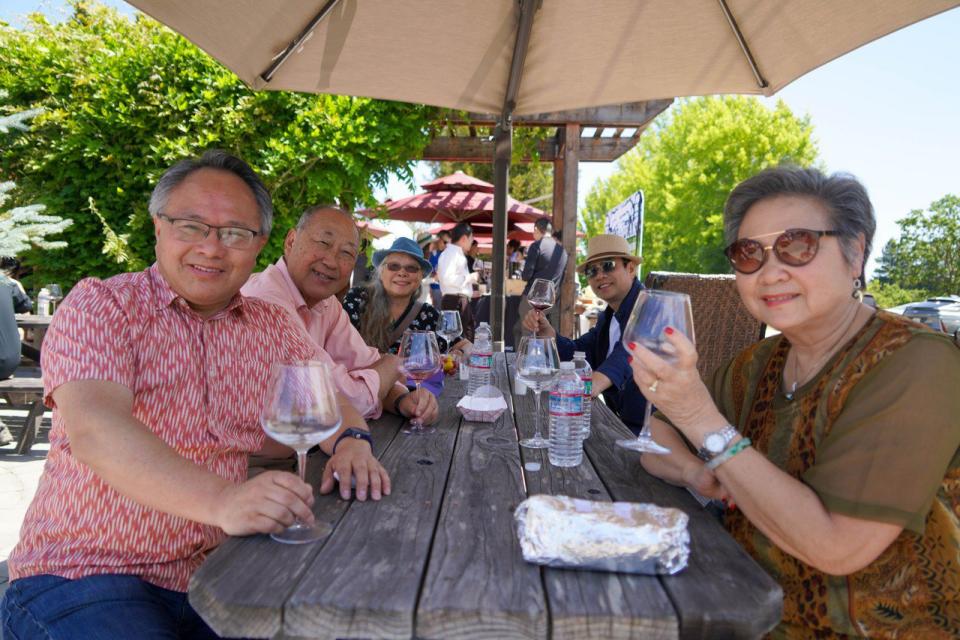 首屆北加州華人酒莊品酒會6月初在艾鷺酒莊舉行。蘇諾瑪前市長、現市議員丁駿輝（左一），紅木區華人協會會長王潘瑞貽（右一）等出席。（記者劉先進／攝影）