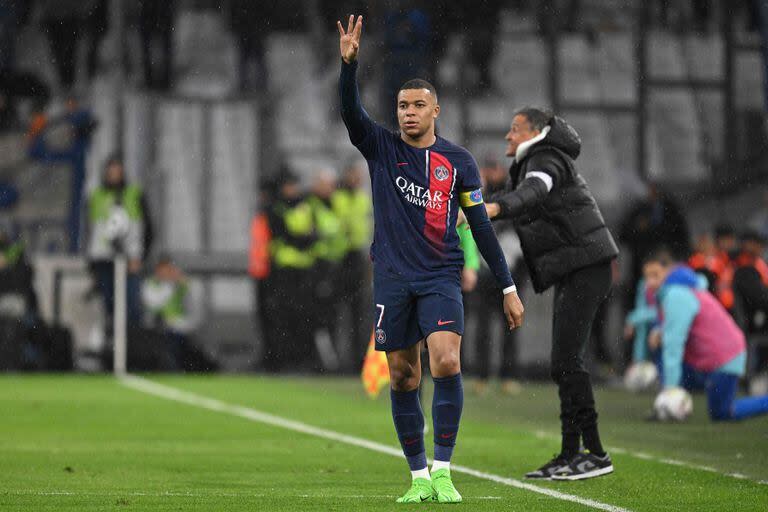 Kylian Mbappe y Luis Enrique durante el clásico que PSG le ganó a Olympique Marseille por 2-0