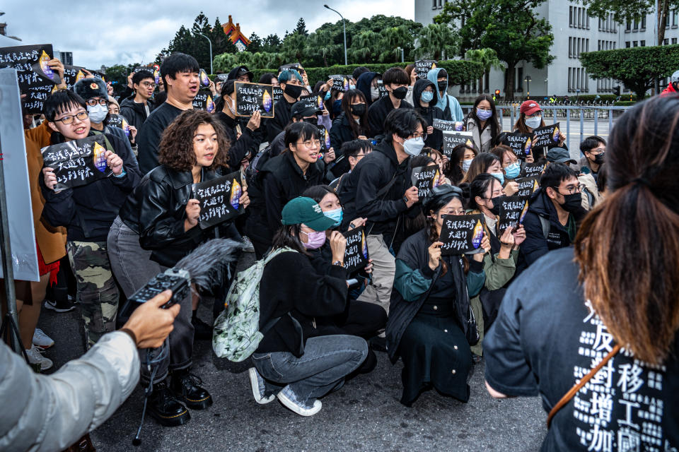 為表達對政府開放印度移工政策的疑慮、不滿， 經由匿名網路平台串聯組成的「反對增加新移工國」於12月3日下午14點，在凱達格蘭大道舉辦集會表達訴求，現場聚集約100名工作人員與支持者。（攝影／陳曉威）