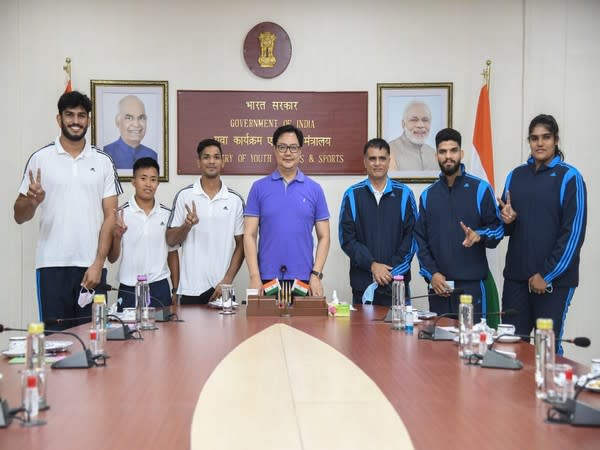 Sports Minister Kiren Rijiju with Indian judo team players and coach