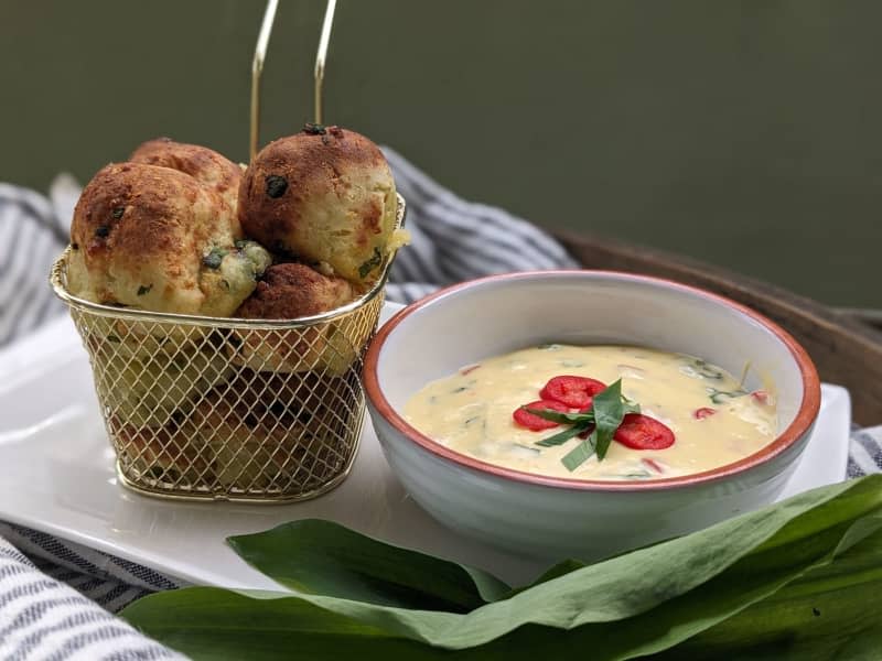 You could serve your potato and wild garlic balls with a hollandaise dip. Doreen Hassek/dpa-mag