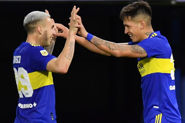 Norberto Briasco felicita a Luis Vázquez tras el gol del centrodelantero.