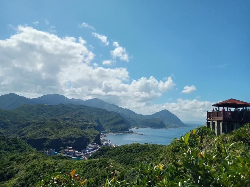 鼻頭角步道遠眺東北角海岸線。（中華旅行社提供）