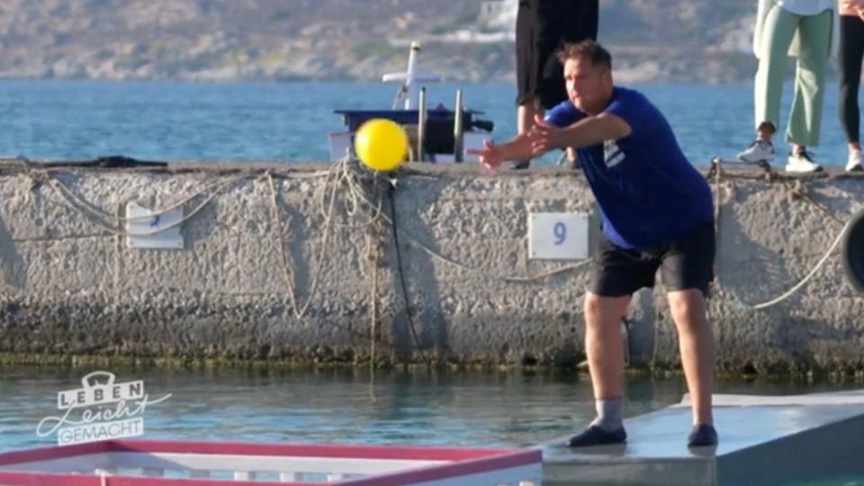 Matchball verwandelt! Robert traf den entscheidenden Ball zum 23:18-Sieg und bescherte seinem "Team Blauorange" vier Bonus-Kilogramm für die Waage. (Bild: SAT.1)