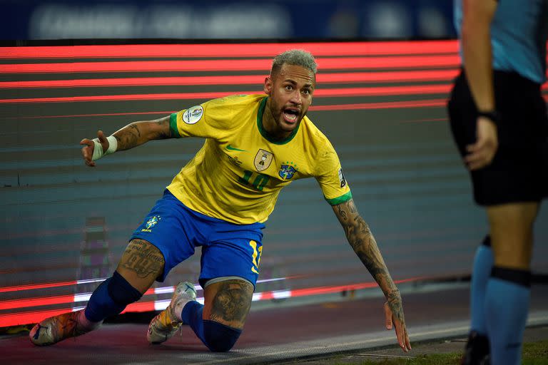 Brazil's Neymar speaks with the linesman during their Conmebol 2021 Copa America football tournament semi-final match against Peru at the Nilton Santos Stadium in Rio de Janeiro, Brazil, on July 5, 2021. (Photo by MAURO PIMENTEL / AFP)