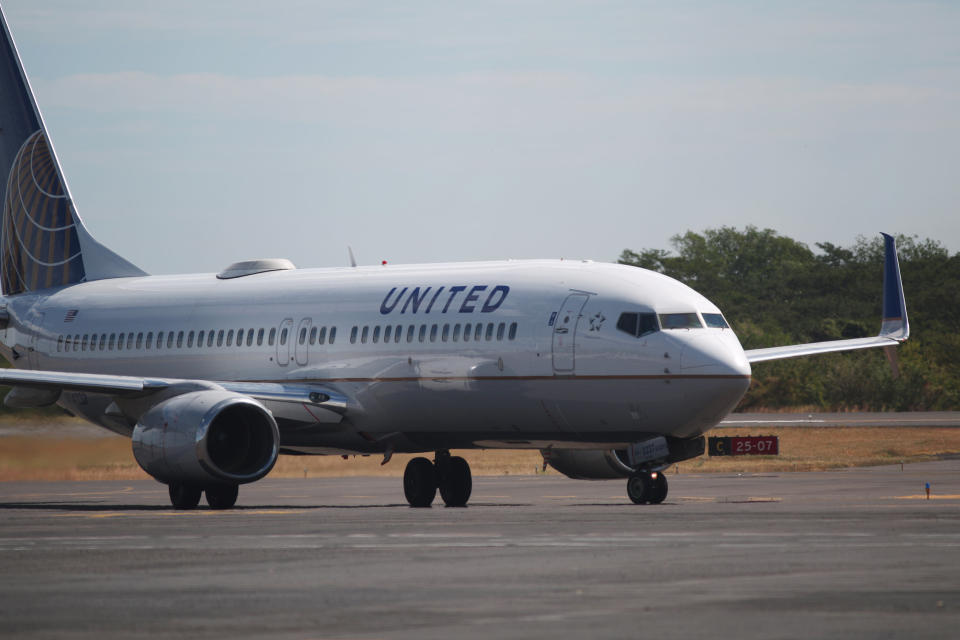 El vuelo UA1175 de United Airlines que cubría el trayecto de San Francisco a Hawái perdió parte de la cobertura del motor en pleno vuelo y tuvo que aterrizar de emergencia. (Foto: REUTERS/Jose Cabezas)