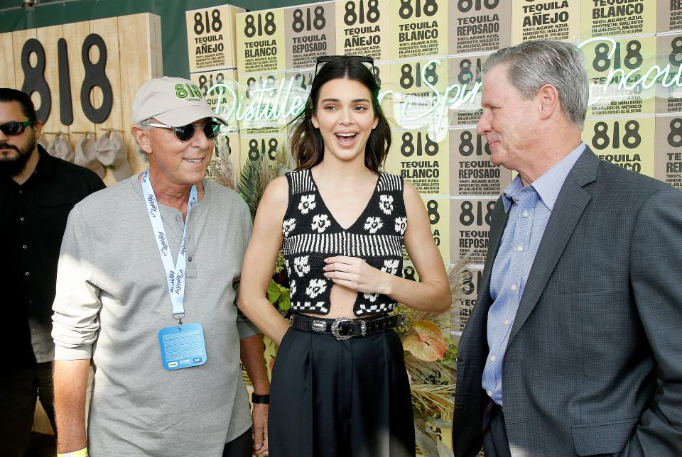 NEW YORK, NEW YORK - OCTOBER 15: Kendall Jenner (C) at the 818 Tequila booth during Southern Glazer's Wine & Spirits TRADE DAY at the Grand Tasting hosted by Wine Spectator during the Food Network & Cooking Channel New York City Wine & Food Festival presented by Capital One at Pier 76 on October 15, 2021 in New York City. (Photo by John Lamparski/Getty Images for  NYCWFF ) ORG XMIT: 775718620 ORIG FILE ID: 1346768034