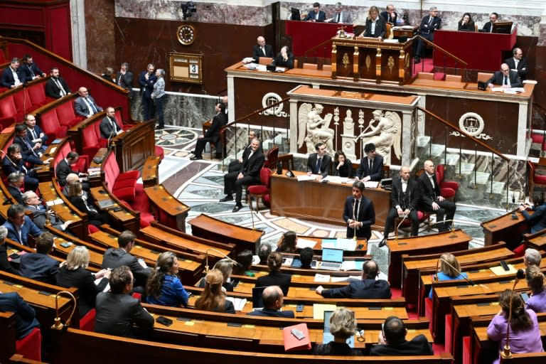 El primer ministro de Francia, Gabriel Attal (c), responde a los diputados en la Asamblea Nacional, en París, el 3 de abril de 2024 (Bertrand Guay)