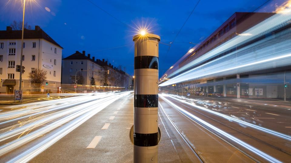 Eine Blitzsäule mit kombinierter Überwachung von Rotlicht und Geschwindigkeit an einer Ampelkreuzung.