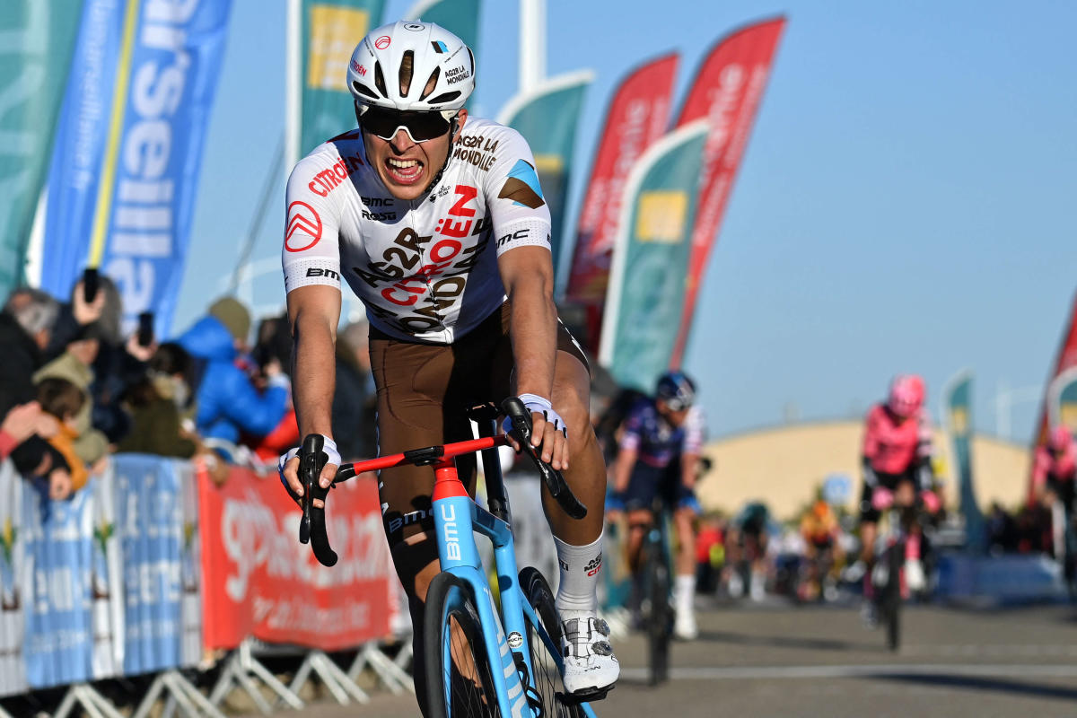 En el Tour de Francia, Benoît Cosnefroy de AG2R-Citroën bebió y celebró con sus fans en pleno