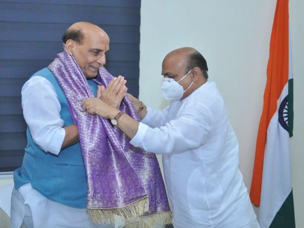 Karnataka Chief Minister Basavaraj Bommai meets Defence Minister Rajnath Singh in Delhi on Friday. (Photo/ANI) 