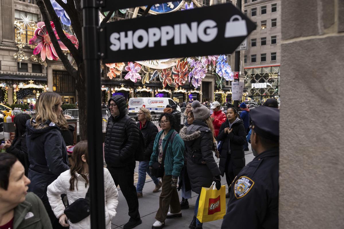 US retail sales to increase between 2.5% and 3.5% in 2024, trade group  forecasts