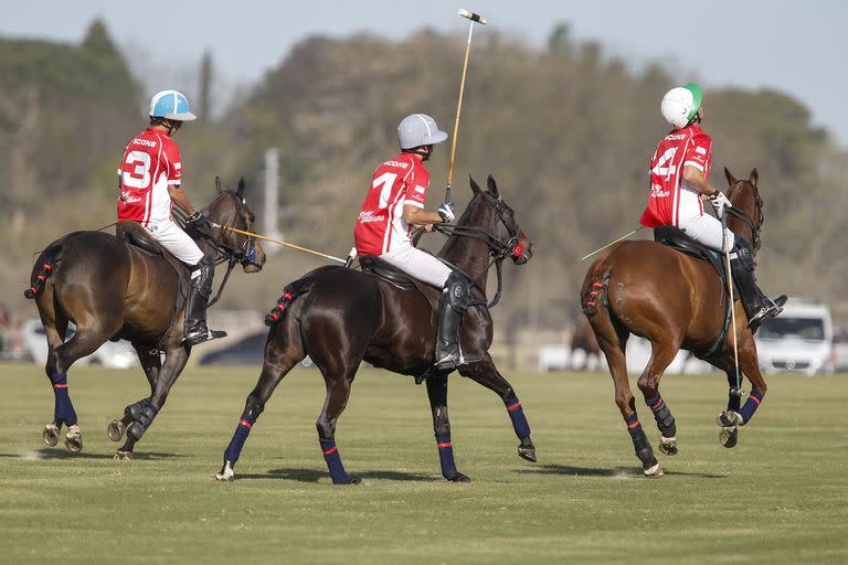 Poroto Cambiaso y sus primos Camilo y Bartolomé (h.) Castagnola, que en la Triple Corona son rivales como figuras de La Dolfina y La Natividad, vuelven a reunirse para jugar el Abierto de Jockey por Scone.