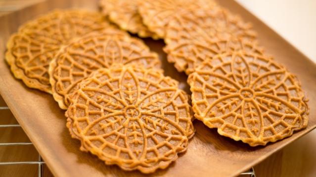 Is a Pizzelle the Same Thing as a Waffle? - Cuisine at Home Guides